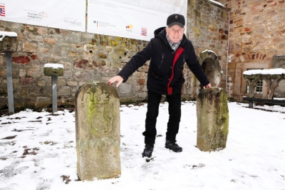 Bernd Klinkhardt mit den beiden Grenzsteinen