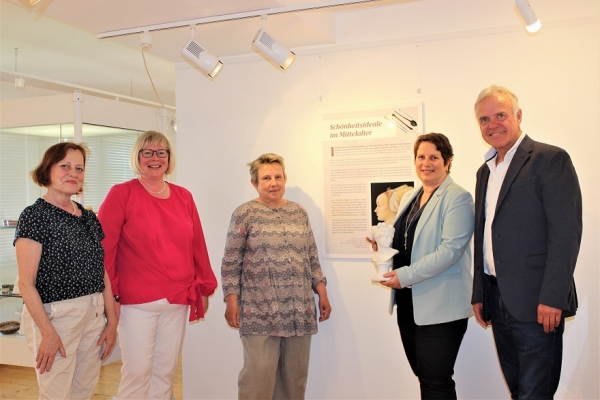 Museumleiterin Beate Bickel, Vizelandrätin Silke Engler, Kunsthistorikerin Dr. Alice Selinger, Filialleiterin Kasseler Sparkasse Susanne Platte-May und Bürgermeister Reinhard Schaake (v. l.)