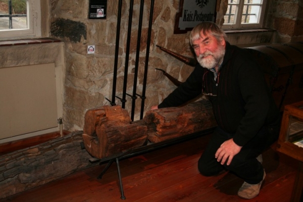 Hermann Neumeyer mit den hölzernen Wasserleitungen im Museum