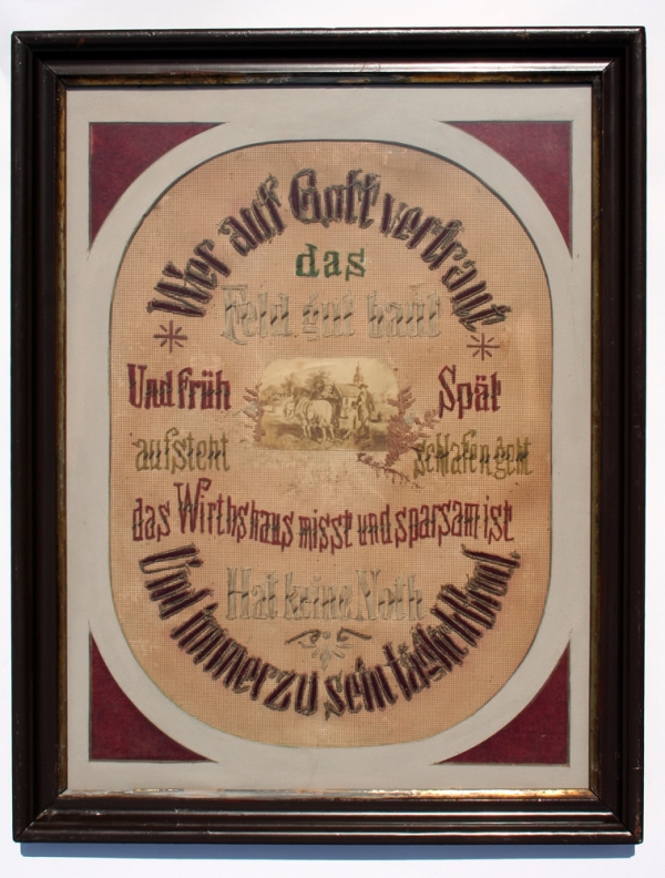 Abb. 1: Haussegen um 1890/1900. Auf Papier gesticktes Spruchbild mit Montierungen.