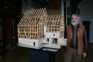 Hermann Neumeyer mit dem Fachwerkmodell im Museum