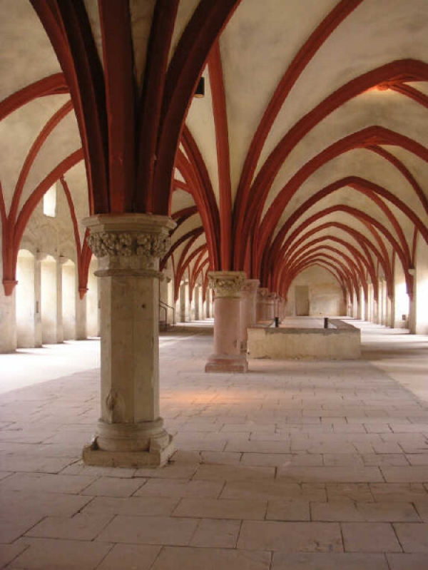 Blick in das seit dem Film &#039;Der Name der Rose&#039; weltberühmte Dormitorium des Klosters Eberbach im Rheingau