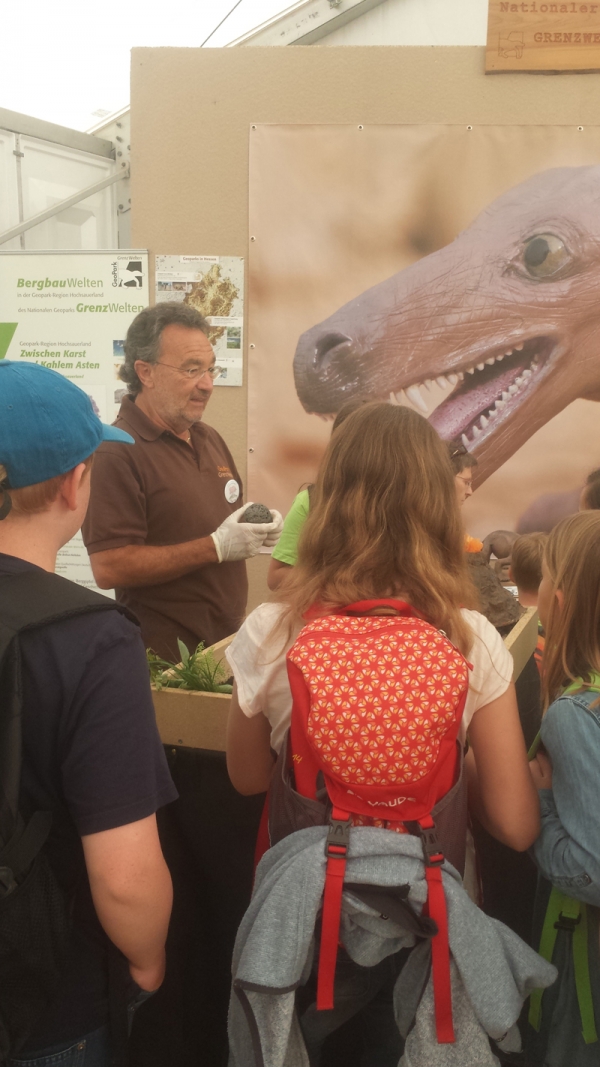 Peter Hankel vom Geopark GrenzWelten erläutert wie ein Vulkan funktioniert