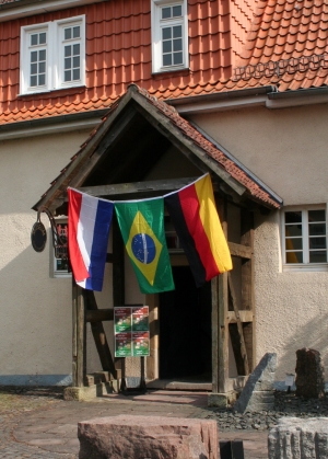 Mit den Fahnen von Brasilien, Deutschland und den Niederlanden wird für die Ausstellung geworben.