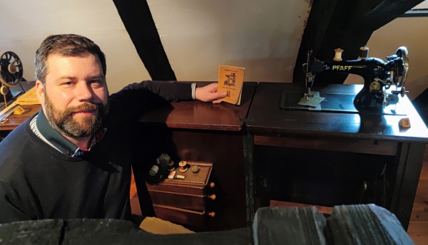 Museumsmitarbeiter Steffen Kienold mit der Nähmaschine