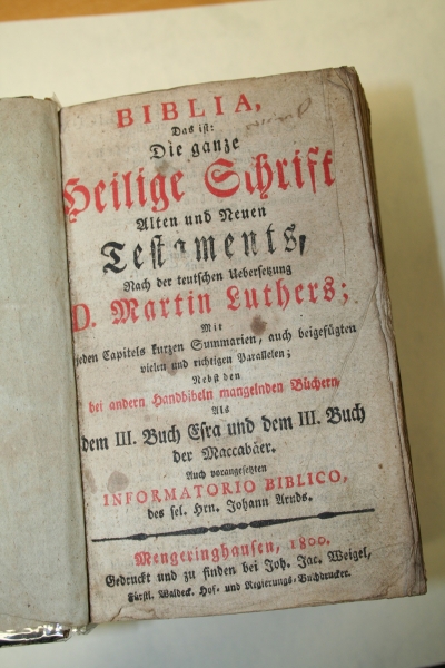  Durch die Jahrhunderte wurde die Bibel nach Martin Luthers Übersetzung publiziert. Hier eine Ausgabe aus der Fürstlich-Waldeckischen Hof- und Regierungs-Buchdruckerei Joh. Jac. Weigel, Mengeringhausen (heute Bad Arolsen) von 1800.