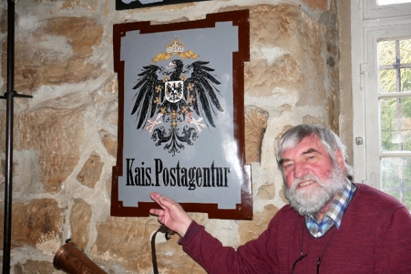 Hermann Neumeyer mit dem Postschild aus Ehringen