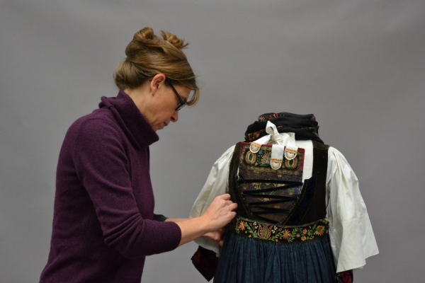 Bei der Arbeit – Vorbereitung einer Hinterländertracht für die neue Dauerausstellung im Hessischen Landesmuseum Kassel (Foto: Privat).