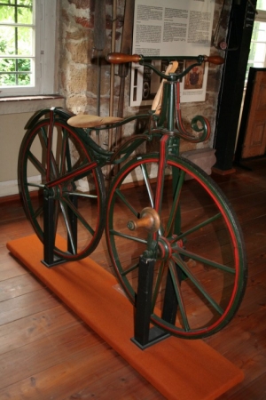 Ein Fahrrad mit Eisenbereifung
