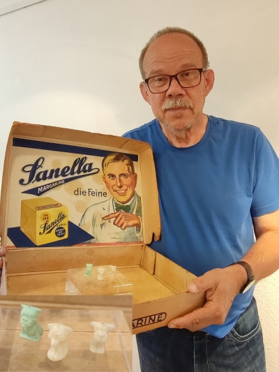 Dr. Axel Lindloff präsentiert einige Figuren, die von Sanella an Kinder verteilt wurden. Sie sind in der derzeitigen Sonderausstellung des Museums zu sehen.